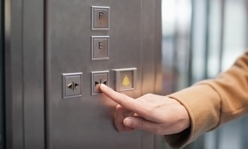 Bên cạnh việc bảo dưỡng, thang máy cũng cần được kiểm định an toàn theo chu kỳ đã được quy định