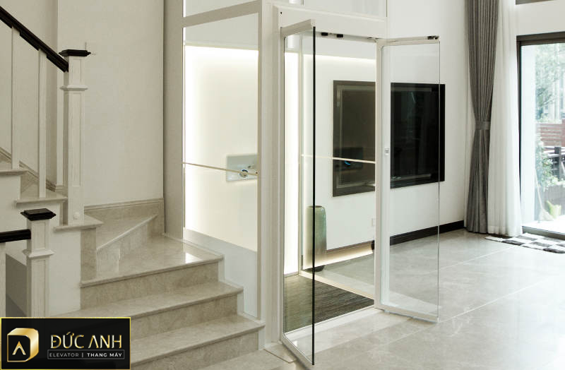 Nếu đã từng di chuyển trong thang máy gia đình kính; bạn sẽ cảm nhận được sự khác biệt rõ nhất ở tốc độ; và sự êm ái 