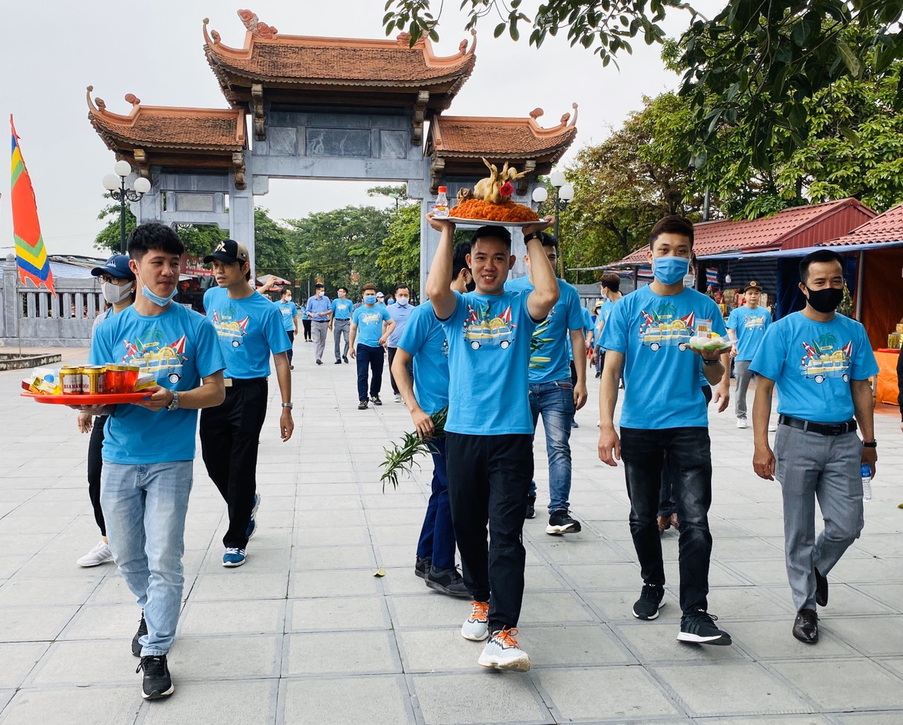 Chuyến du xuân lễ chùa đầu năm khiến cho mọi người ai cũng vui vẻ, phấn khởi