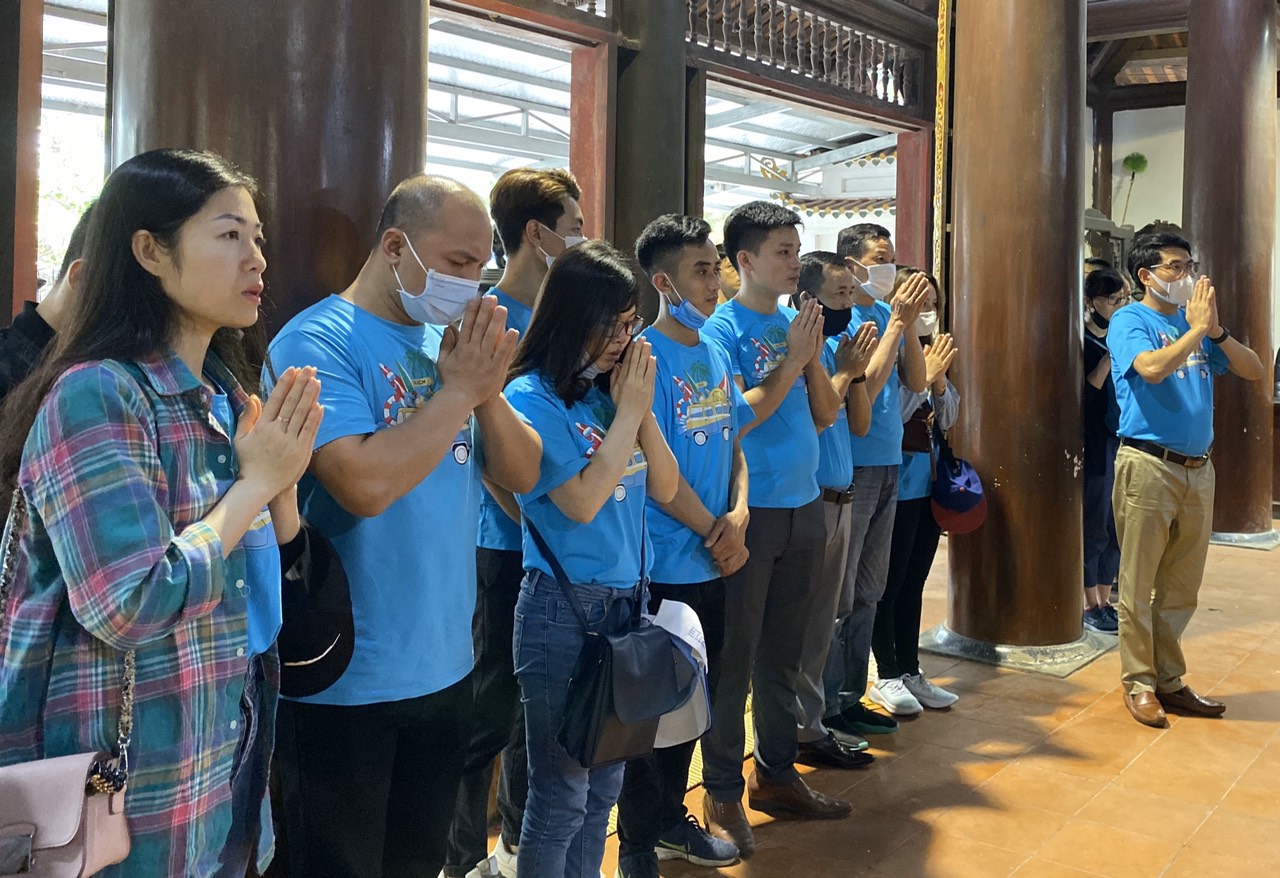 Ông Hà Văn Dương và đội ngũ nhân viên thang máy Đức Anh thắp hương tại chùa Hương
