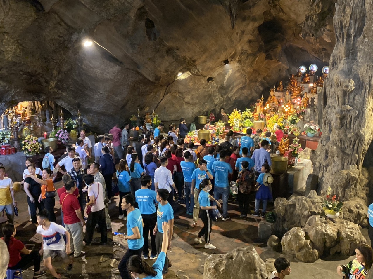 Cán bộ nhân viên thang máy Đức Anh thắp hương tại động Hương tích