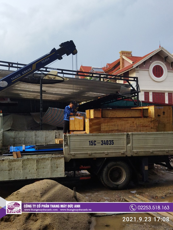 Tập kết hàng về lắp đặt thang máy Nhà ông Tuấn tại Hải An, Hải Phòng