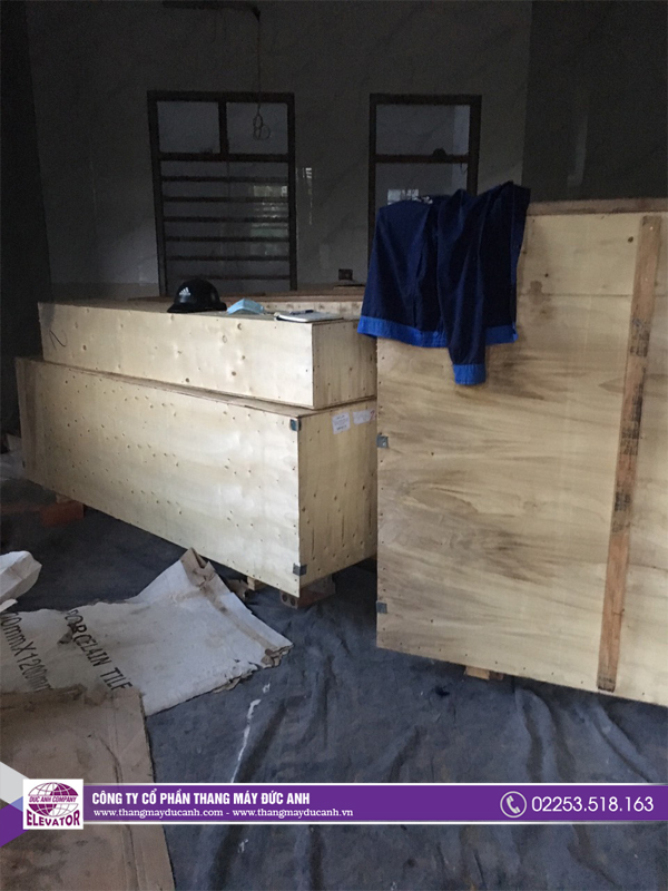 Linh kiện thang máy đã được xếp dỡ xuống để chuẩn bị cho công tác lắp đặt
