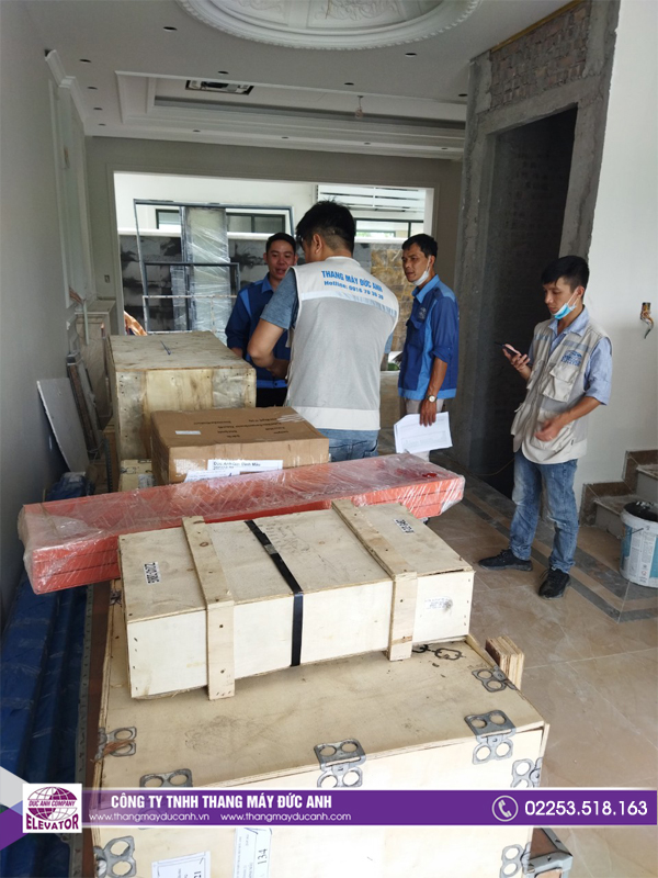 Đỗi ngũ giám sát viên đang tiến hành kiểm tra linh kiện