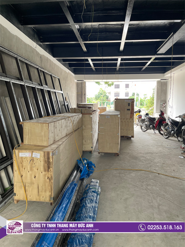 Giám sát quá trình đưa hàng về để chuẩn bị lắp đặt thang máy 450kg
