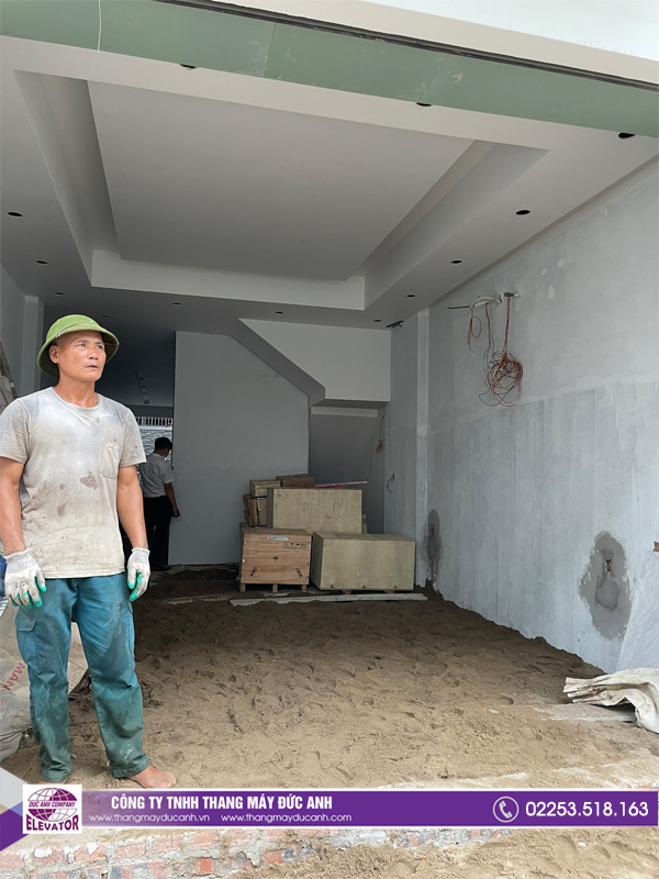 Các linh kiện được chuyển đến công trình để chuẩn bị lắp đặt