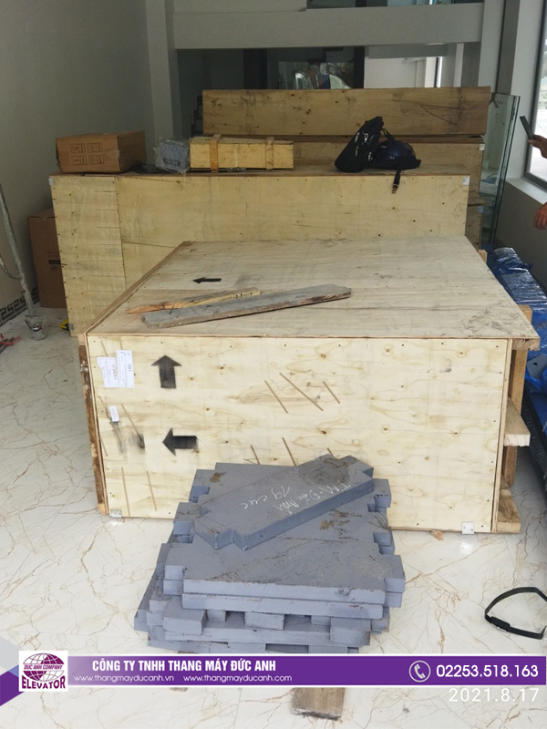 Linh kiện đã được vận chuyển an toàn về công trình để chuẩn bị lắp đặt