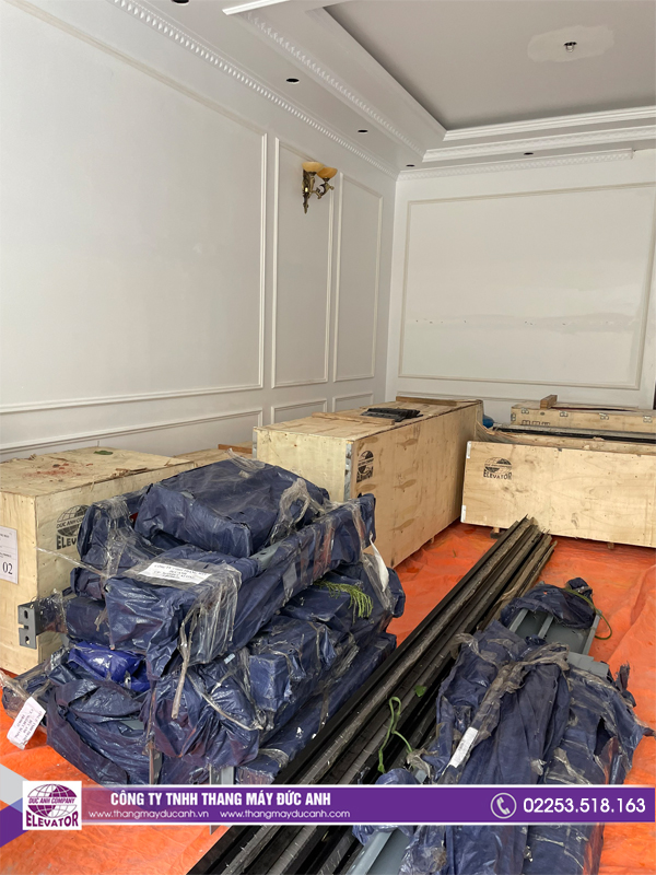 Thang máy Đức Anh tiến hành nhập linh kiện về công trình để chuẩn bị lắp đặt
