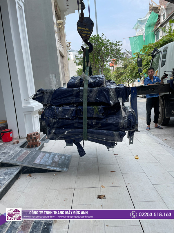 Linh kiện được vận chuyển dưới sự giám sát của các giám sát viên