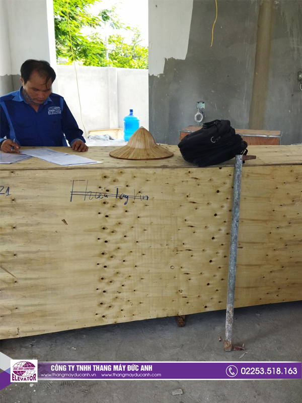 Xuống hàng linh kiện thang máy để chuẩn bị tiến hành lắp đặt