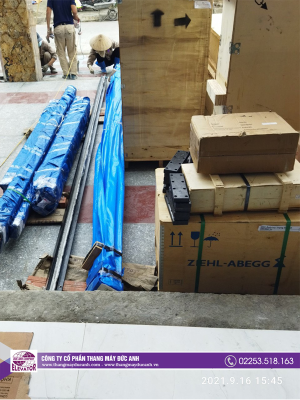 Hình ảnh thực tế linh kiện thang máy được vận chuyển đến công trình