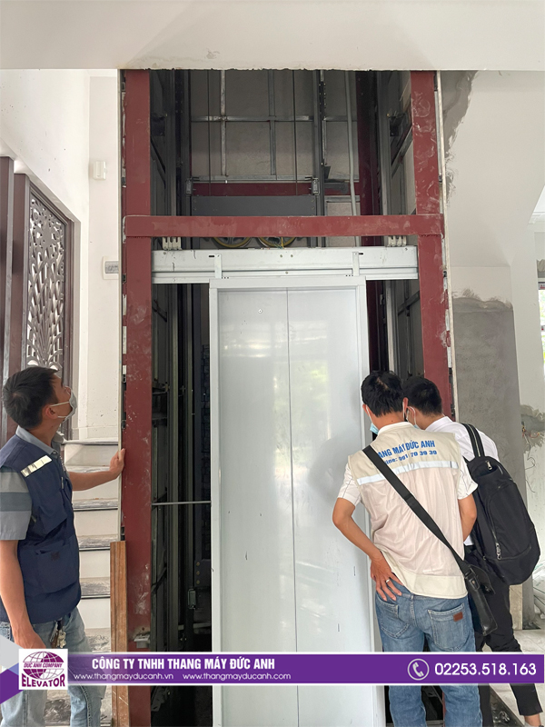 Đội ngũ kĩ thuật viên của Đức Anh đang tiến hành chạy thử thang máy