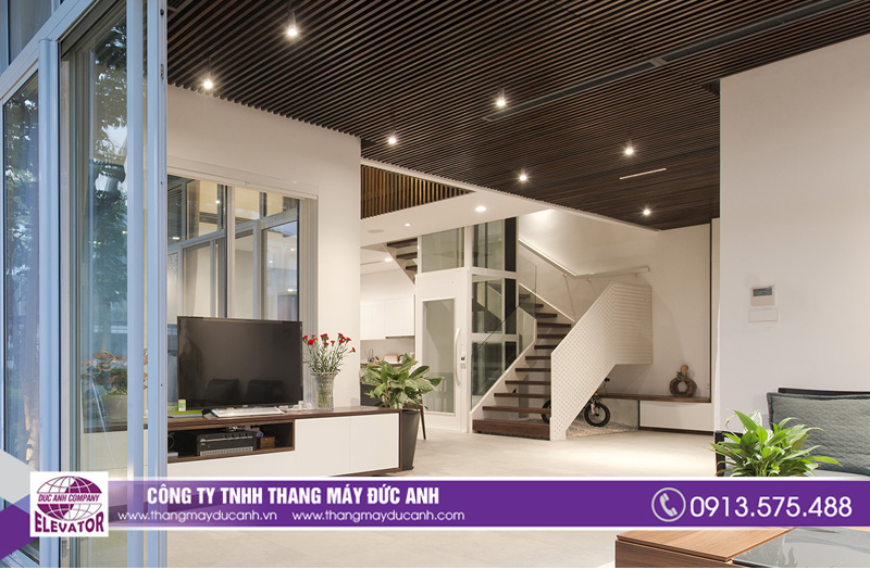 Thang máy lồng kính với kiểu dáng và hoa văn trang trí ấn tượng phù hợp với biệt thự