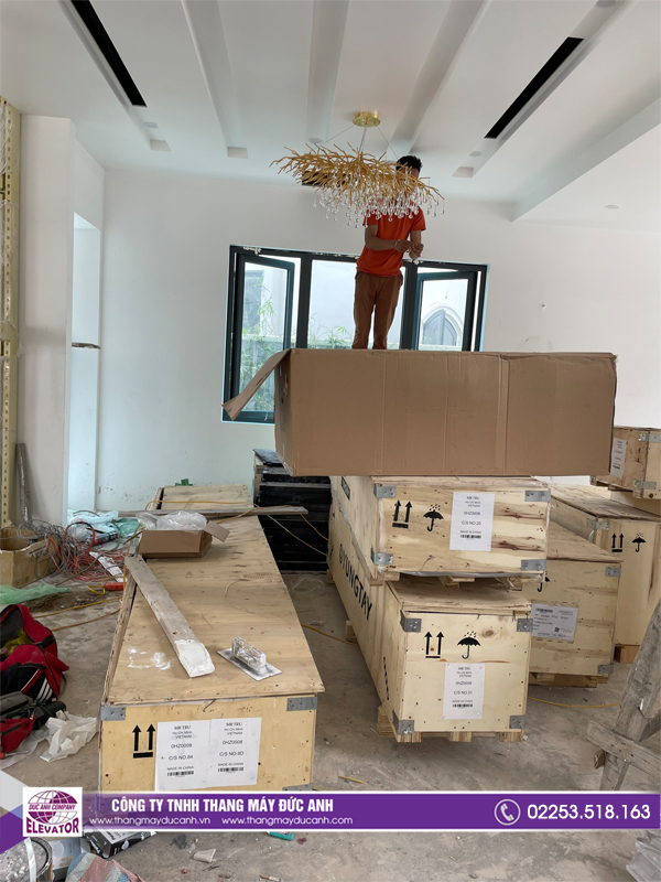 Các linh kiện, động cơ máy móc của thang máy gia đình đã được xuống hàng, chuẩn bị lắp đặt