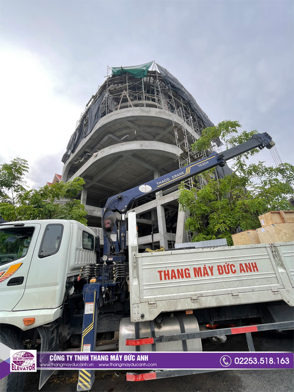 Tập kết hàng về công trình lắp đặt thang máy 750kg tại Lạch Tray