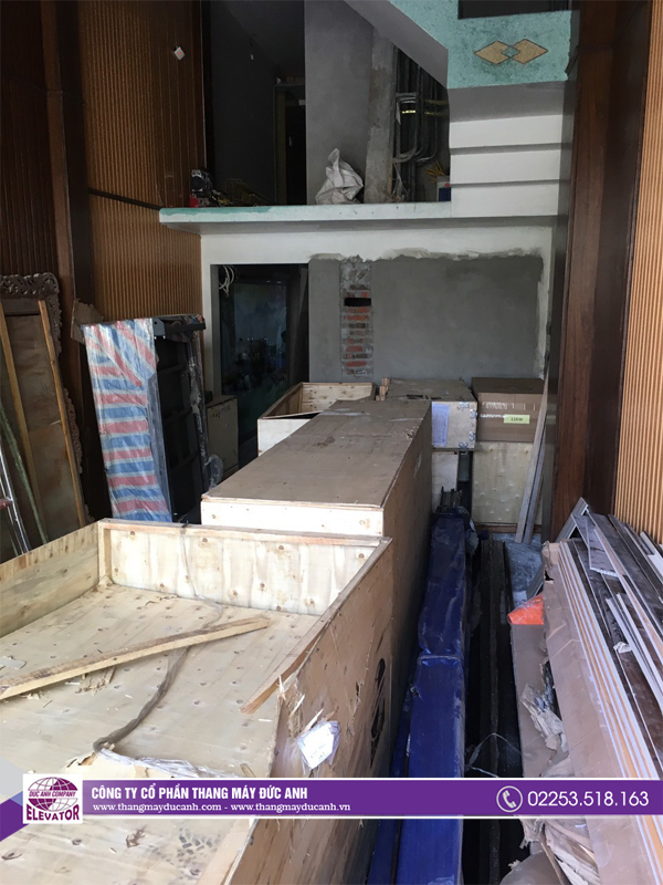 Linh kiện thang máy đã được vận chuyển đến công trình để chuẩn bị lắp đặt
