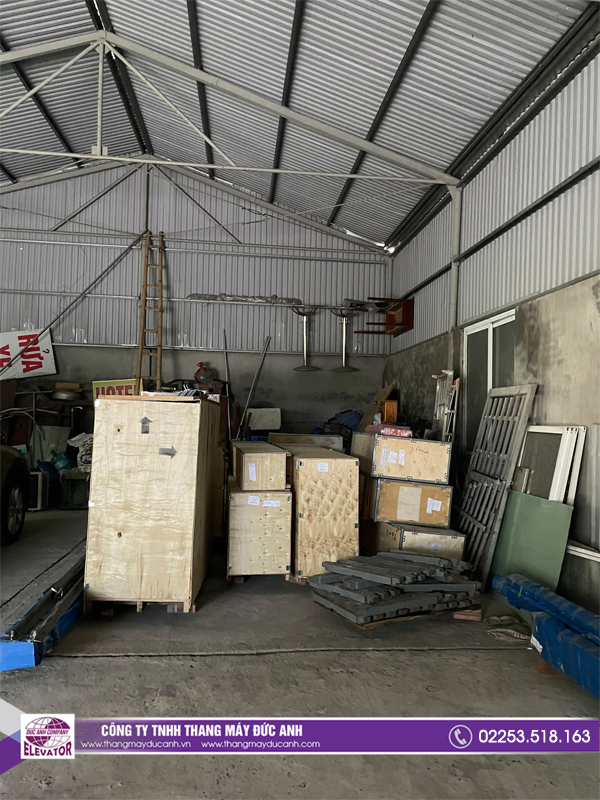 Bàn giao hàng chuẩn bị lắp đặt thang máy gia đình tại Cự Viên Kiến An