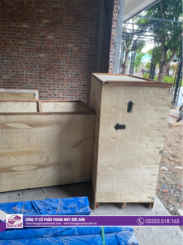 Hình ảnh thực tế linh kiện thang máy gia đình 450kg được vận chuyển đến công trình