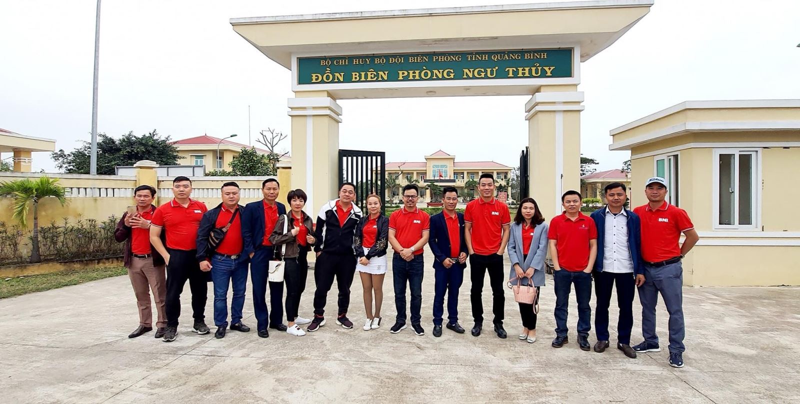 Đoàn từ thiện được sự hỗ trợ từ Đồn Biên phòng tỉnh Quảng Bình để tổ chức trao quà tại đây