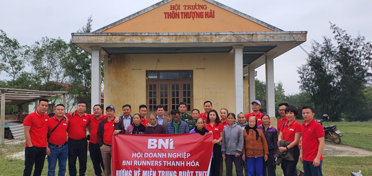 Đại diện hội doanh nghiệp BNI trao gửi những phần quà đến những hộ dân gặp khó khăn