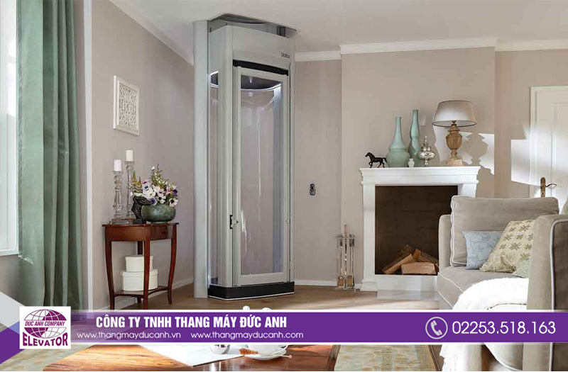 Thang máy lồng kính được thiết kế theo phong cách đơn giản phù hợp với nhà có diện tích nhỏ