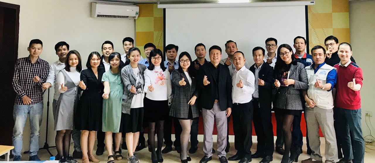 Tập thể cán bộ nhân viên Thang máy Đức Anh chụp ảnh lưu niệm với diễn giả Nguyễn Tuấn Anh