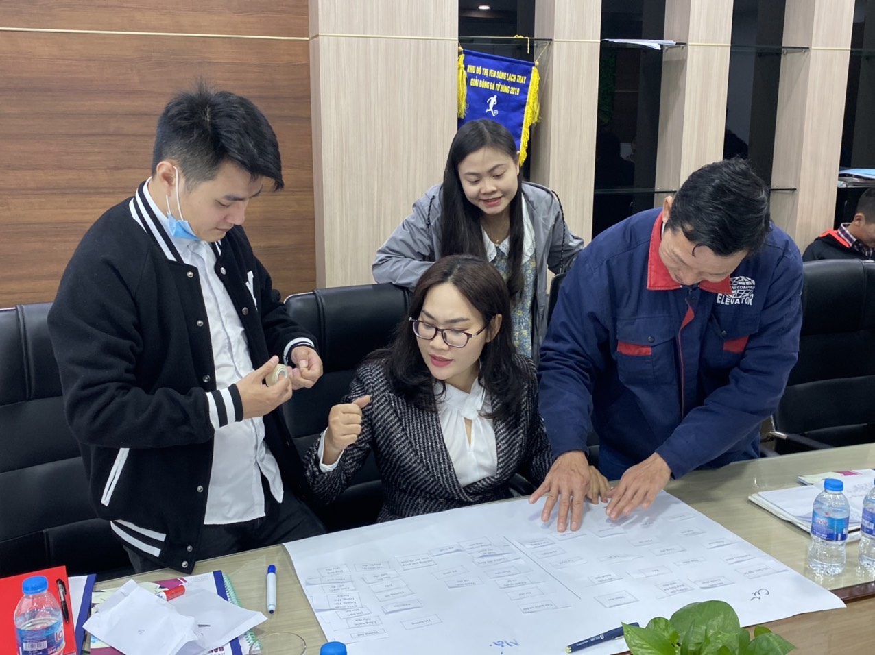 Mọi người cùng bàn bạc và lên các ý tưởng sáng tạo