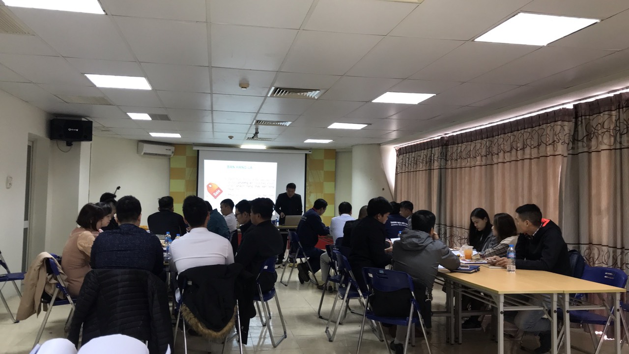 Diễn giả chia sẻ những kỹ năng bán hàng và cách chăm sóc khách hàng