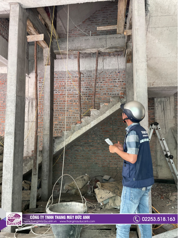 Đội ngũ kĩ thuật viên đang kiểm tra tiến độ và quy trình xây dựng hố thang