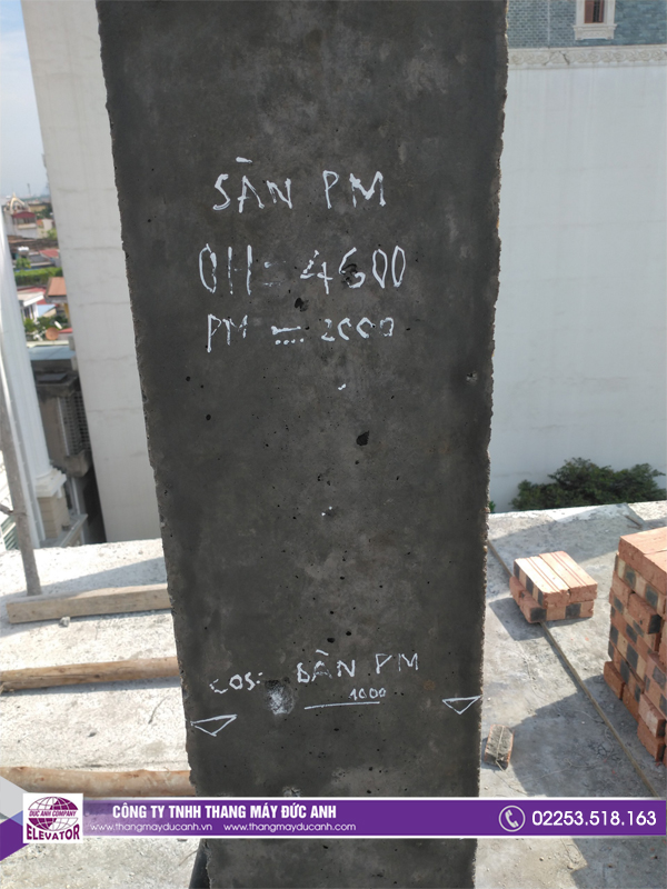 Đội ngũ giám sát viên tiến hàng kiểm tra và tư vấn phương án lắp đặt cho chủ đầu tư