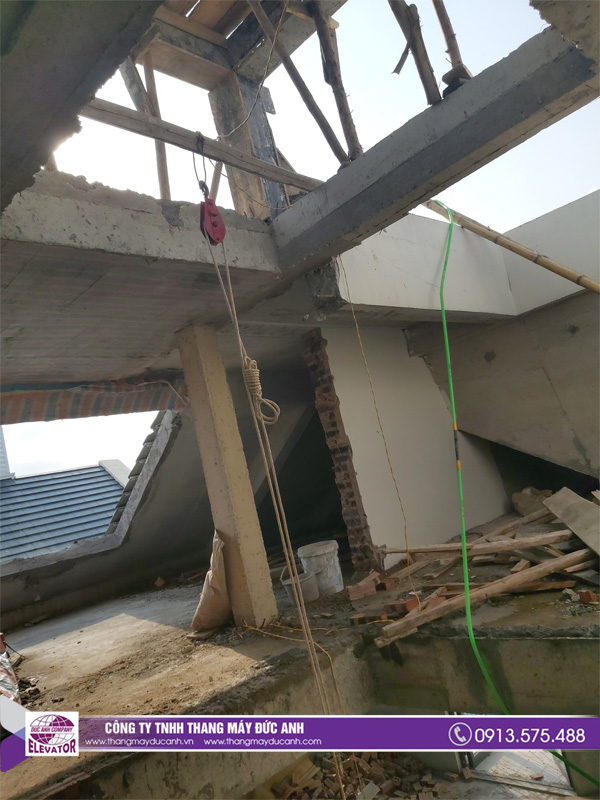 Đội ngũ nhân viên, kỹ thuật viên của Thang máy Đức Anh đang tiến hành kiểm tra tiến độ lắp đặt thang máy