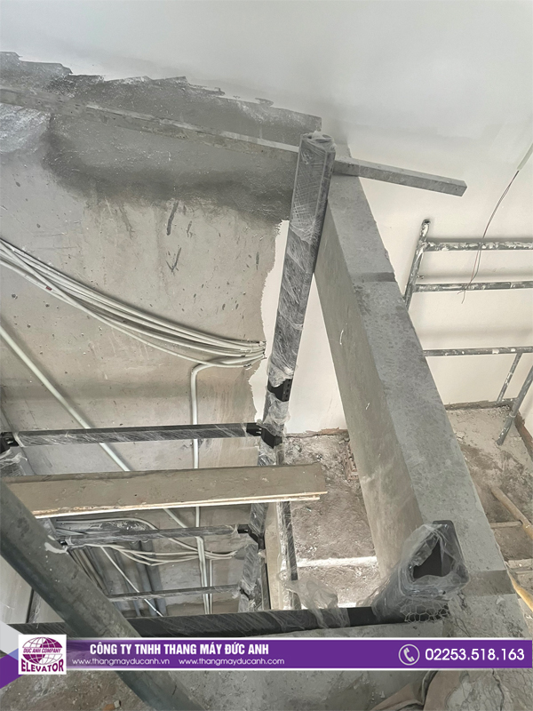 Các giám sát viên đến kiểm tra công trình thực tế để đảm bảo không có sai sót
