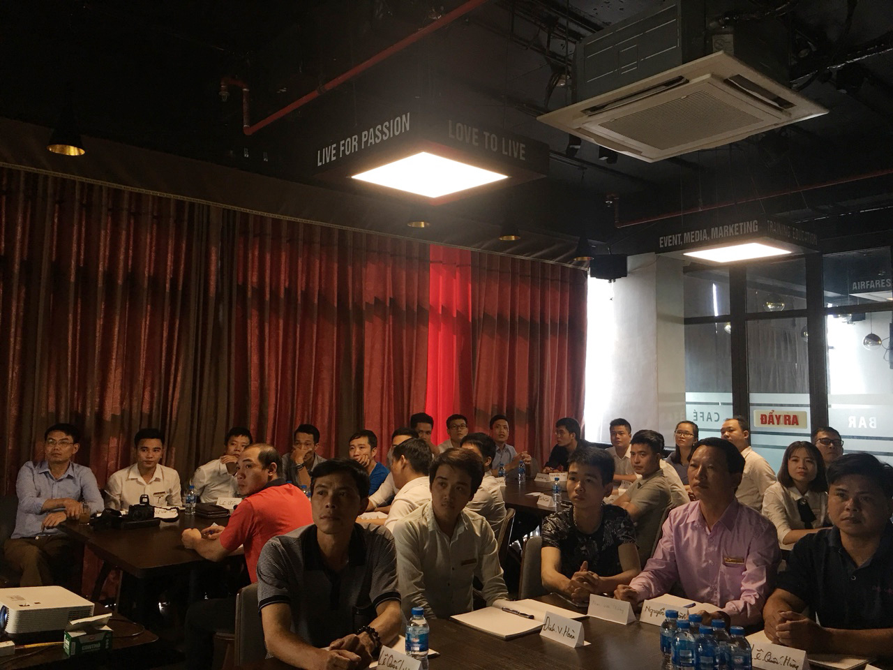 đào tạo kỹ năng giao tiếp, chăm sóc khách hàng