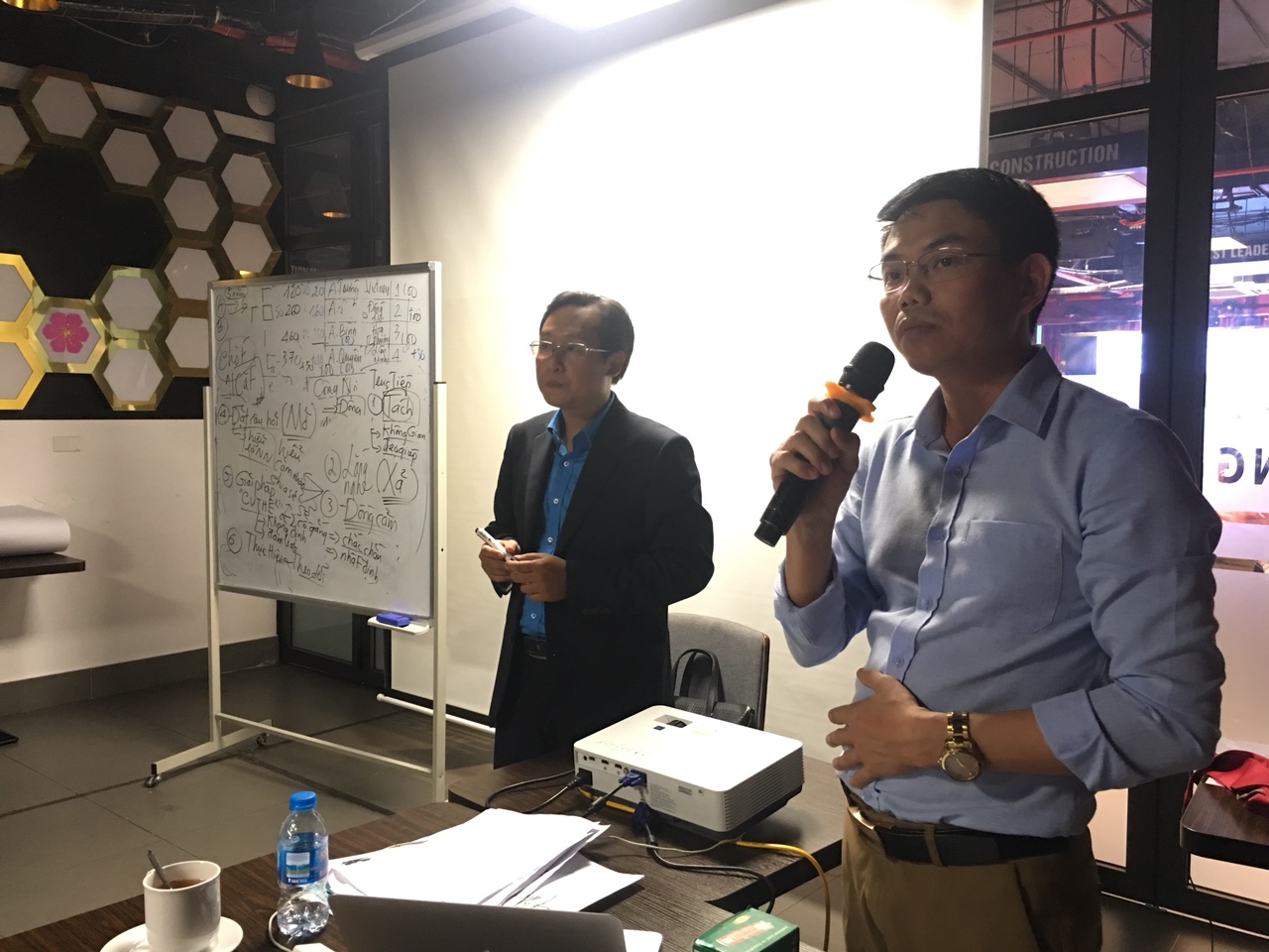 đào tạo kỹ năng giao tiếp, chăm sóc khách hàng