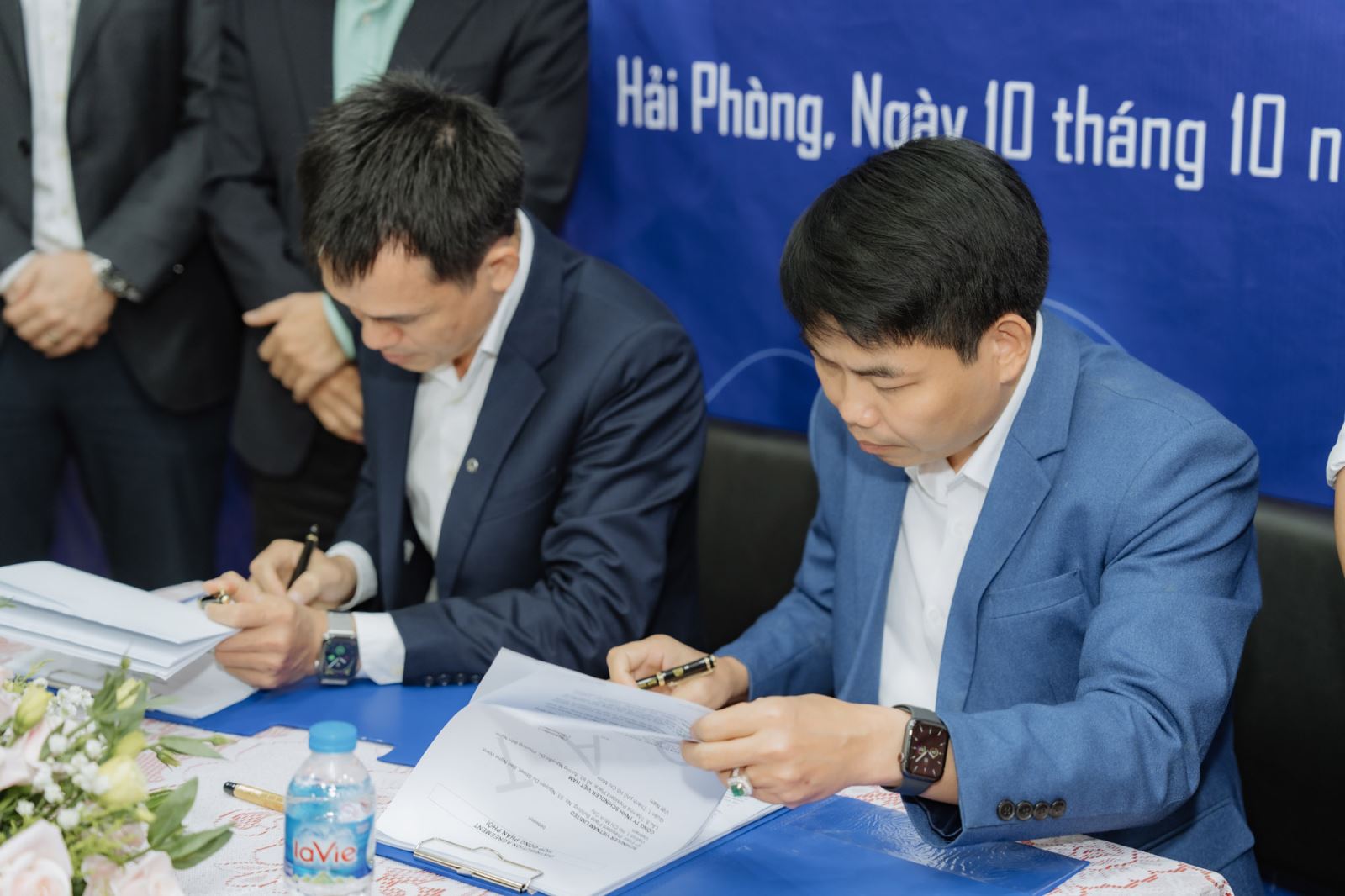 Đại diện 2 phía doanh nghiệp cùng ký kết hợp đồng phân phối độc quyền