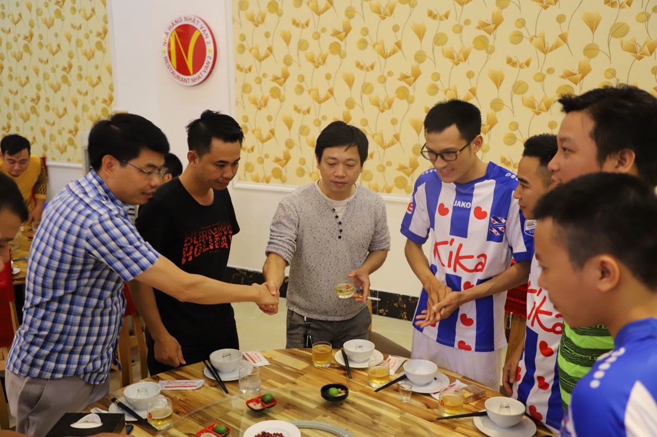  Các thành viên đội bóng đá công ty Thang máy Đức Anh với đồng phục nổi bật