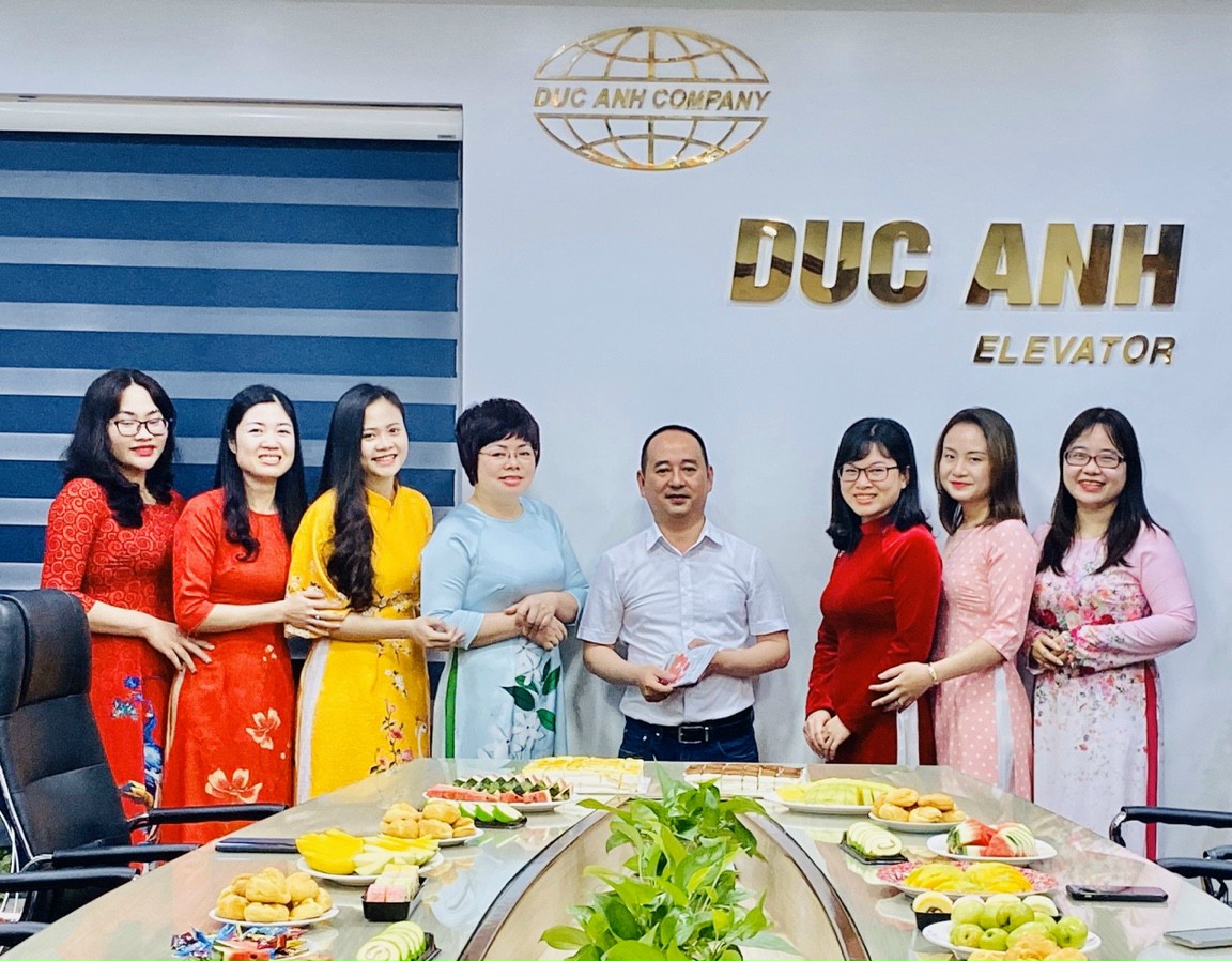 Ông Ngô Minh Sơn - Trưởng phòng kinh doanh gửi món quà ý nghĩa tới các chị em nhân ngày 8/3