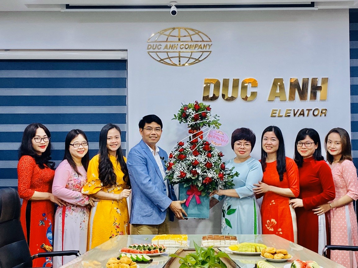 Ông Hà Văn Dương - Giám đốc Công ty gửi bó hoa tươi thắm cùng  những lời chúc mừng tốt đẹp nhất tới toàn thể CBCNV nữ công ty