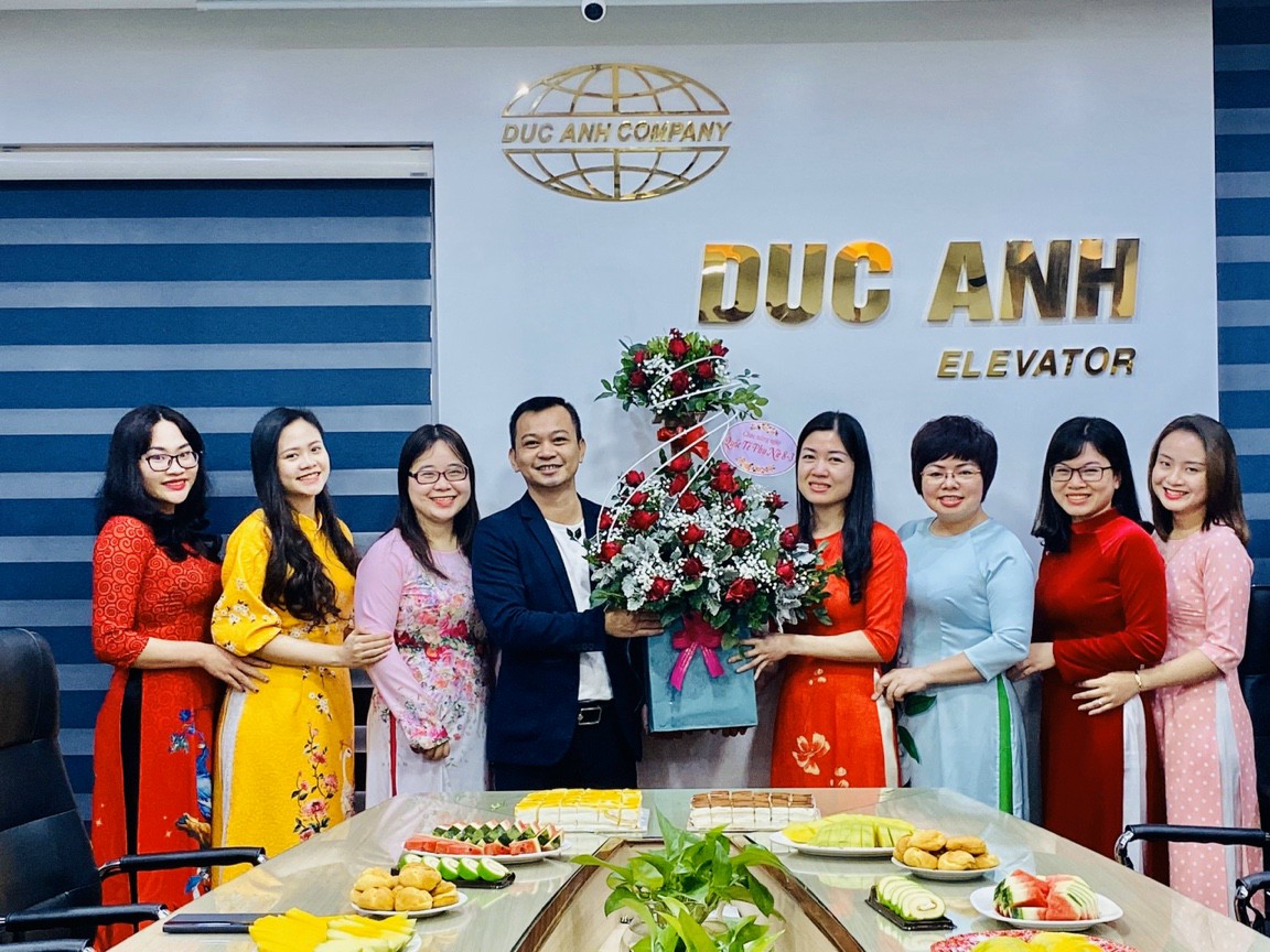 Ông Tô Quang Hải - Chủ tịch công đoàn công ty tặng hoa