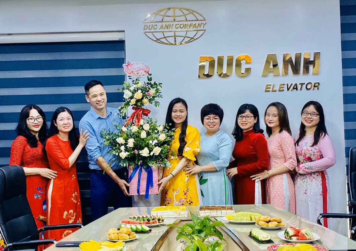 Ông Lương Quang Khiển - Chủ doanh nghiệp Vận tải Quang Khiển thay mặt công ty  gửi lẵng hoa tươi thắm đến tập thể nữ CBCNV thang máy Đức Anh