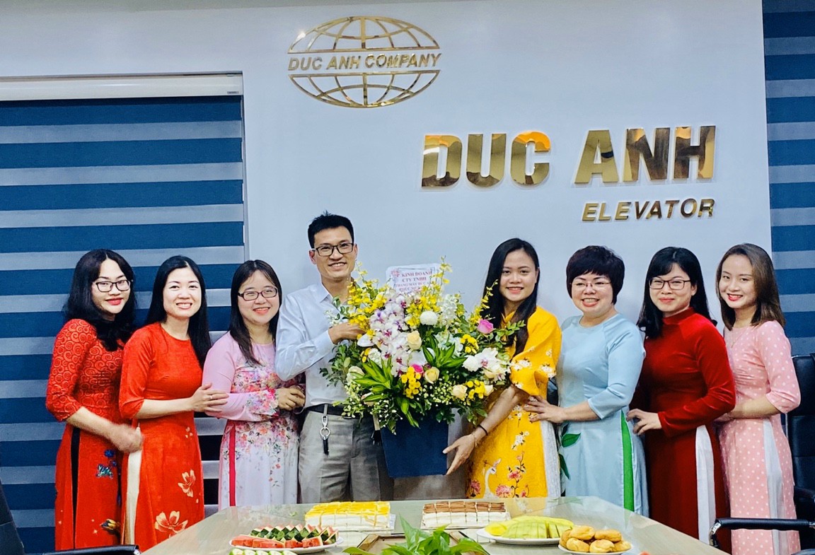 Ông Nguyễn Xuân Trí - Phó Giám Đốc công ty chúc các chị em luôn luôn  mạnh khoẻ, trẻ đẹp, tràn đầy hạnh phúc và thành công về mọi mặt