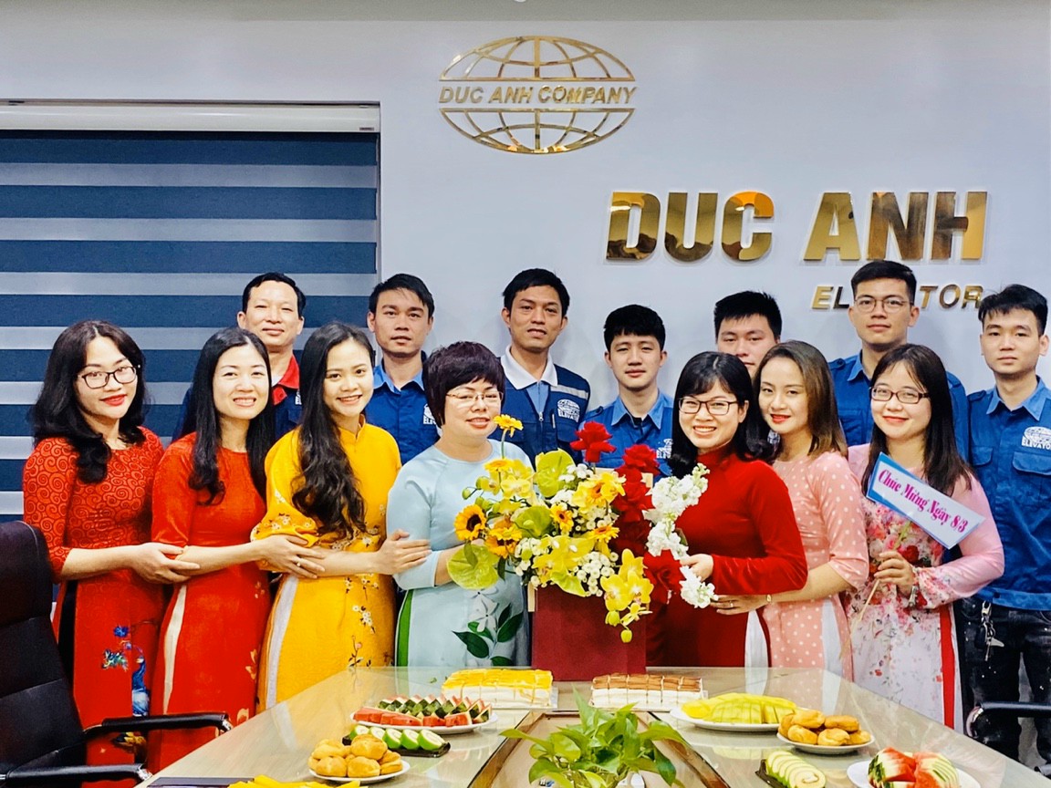 Đại diện anh em phòng kỹ thuật công ty tặng hoa các chị em