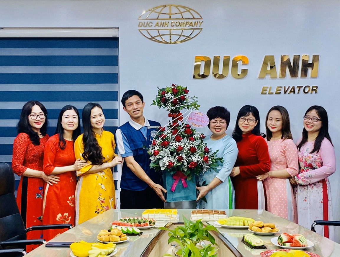 Ông Nguyễn Văn Vĩnh - TP Kỹ thuật hoa tặng hoa chúc mừng các chị em nhân ngày 8/3
