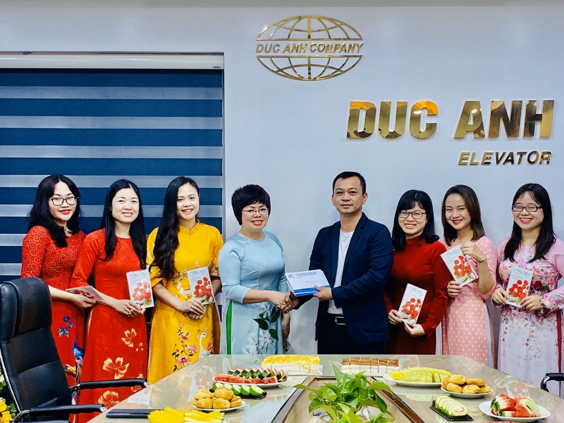 Những món quà, những tấm thiệp ý nghĩa được trao tận tay từng người
