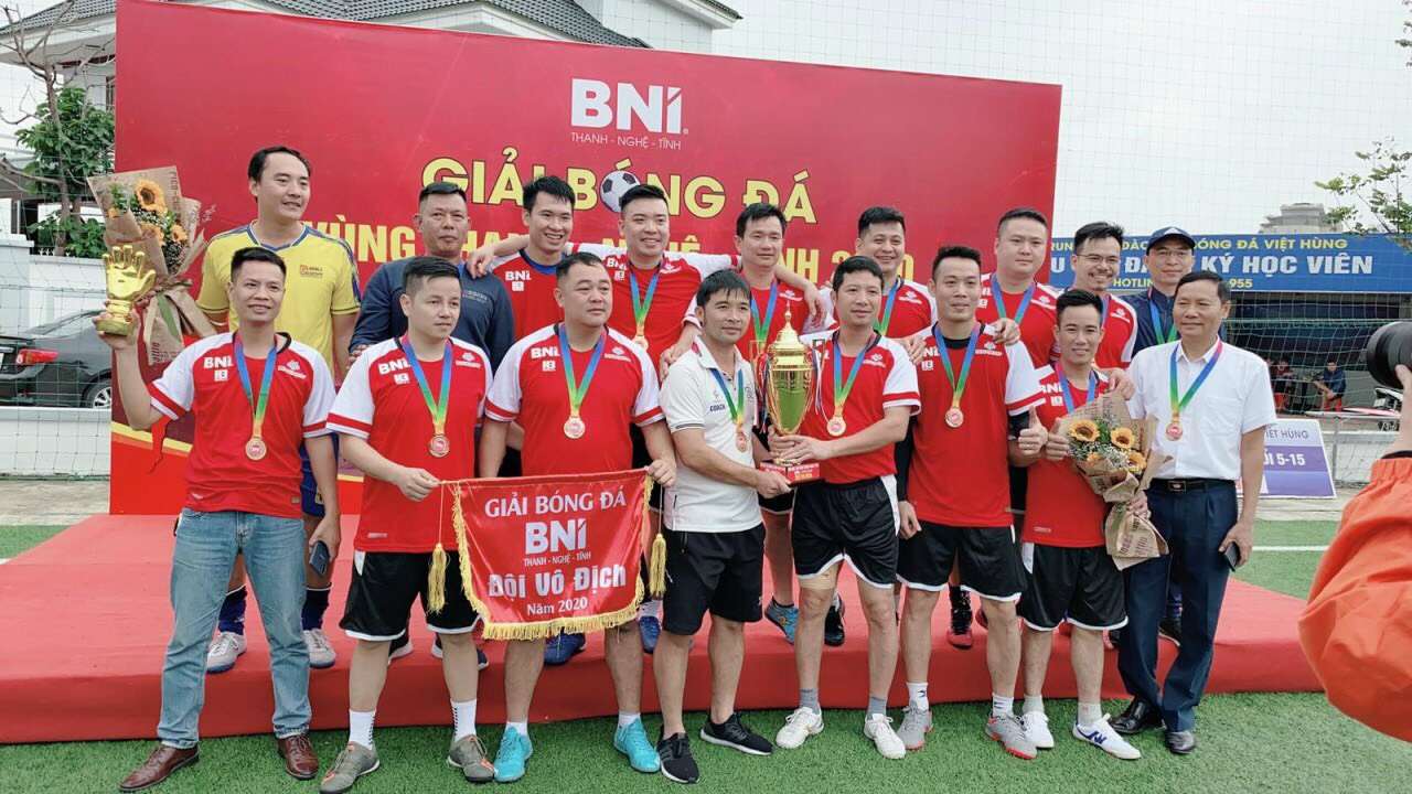 Ban tổ chức trao giải vô địch cho đội chiến thắng