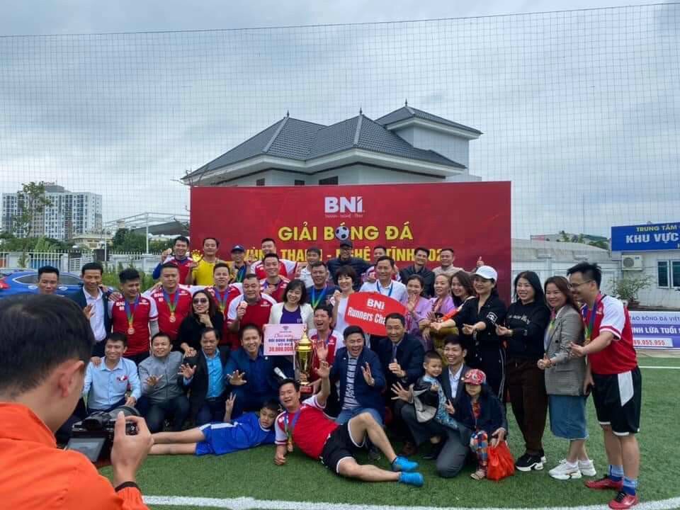 Tập thể đội chiến thắng cùng nâng cúp vô địch 2020