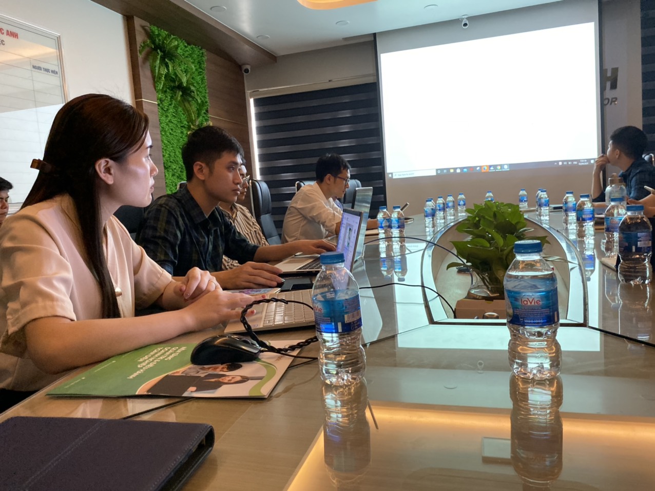Các CB-CNVLĐ đang làm quen với phần mềm quản lí công việc FastWork