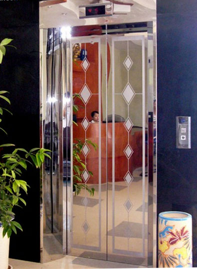 Mẫu cửa tầng inox gương hoa văn hình thoi DA-CWH3